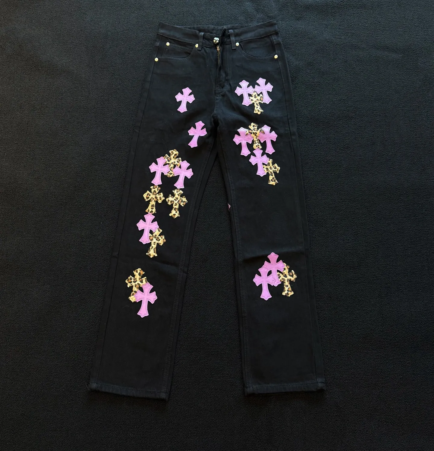 P260 model number: D382 Chrome hearts -CH Chrome hearts new purple leopard print cross-fit leather jeans SIZE#28 30 32 34 36 Size reference # Pants length 100 102 104 106 108 Waist 71 76 81 86 91 Hips 93 98 103 108 113